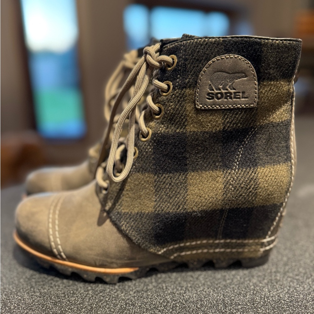 Sorel Plaid Wedge Size 9